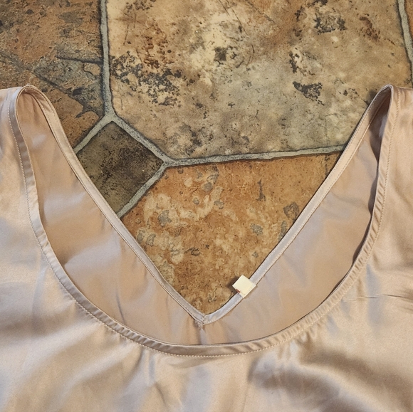 Elegant Satin Evening Dress Size L. Round neck in front and V-neck in back . - Picture 4 of 9